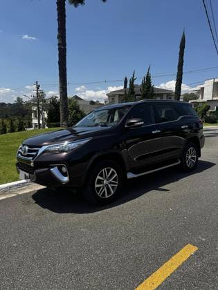 TOYOTA HILUX SW4 2.8 SRX 4X4 7 LUGARES 16V TURBO INTERCOOLER DIESEL 4P AUTOMÁTICO